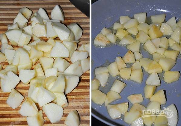 3. Очистите яблоки, нарежьте их небольшими кубиками. Выложите на сковороду с растопленным сливочным маслом и обжаривайте несколько минут, помешивая. 