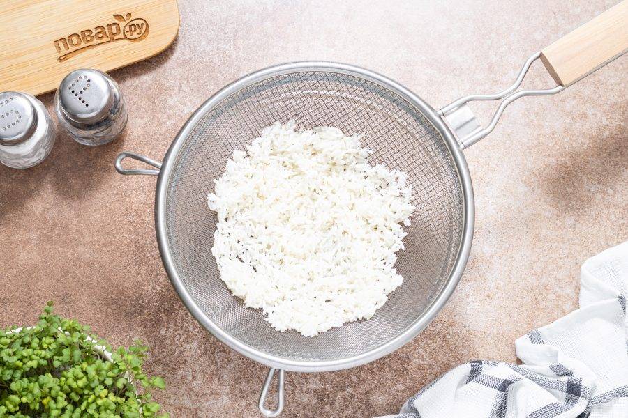 Рис промойте несколько раз до прозрачности и откиньте на сито.