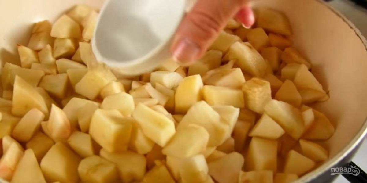 1. Яблоки очистите от кожуры, нарежьте ломтиками и полейте лимонным соком. Выложите яблоки в сковородку с толстым дном, добавьте немного воды и тушите под закрытой крышкой в течение 5 минут.