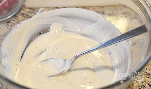 3. Для приготовления заправки в мисочке соедините греческий йогурт, горчицу и мед. Добавьте соль и перец. Перемешайте все как следует. 