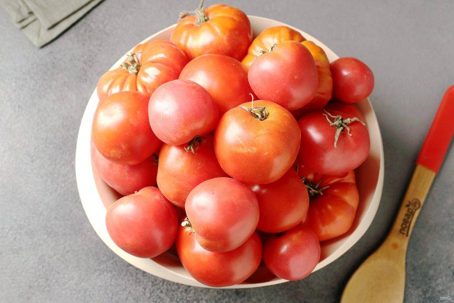 Первым делом отберите самые спелые помидоры, подойдут и местами подпорченные плоды, но их необходимо аккуратно срезать ножом, чтобы не испортить вкус готового блюда.