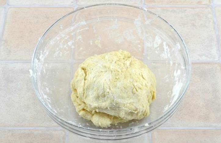 Вливаем 100 мл. холодной воды, делаем "ручной замес", помещаем тесто в морозилку на 30 минут.