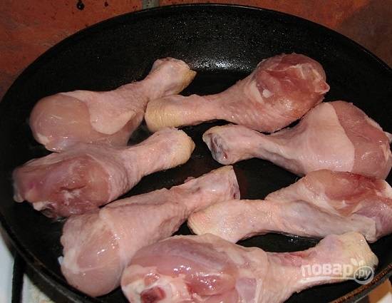 Куриные ножки тщательно очистим, помоем и обсушим. Затем обжарим на разогретой с растительным маслом сковороде.