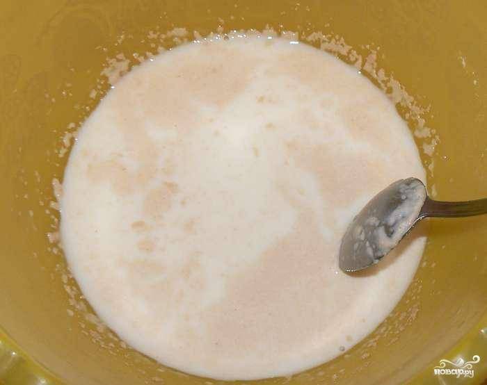 250 мл теплого молока, 3 столовые ложки сахара и сухие дрожжи смешиваем в большой посудине, аккуратно перемешиваем и оставляем на 10-15 минут.