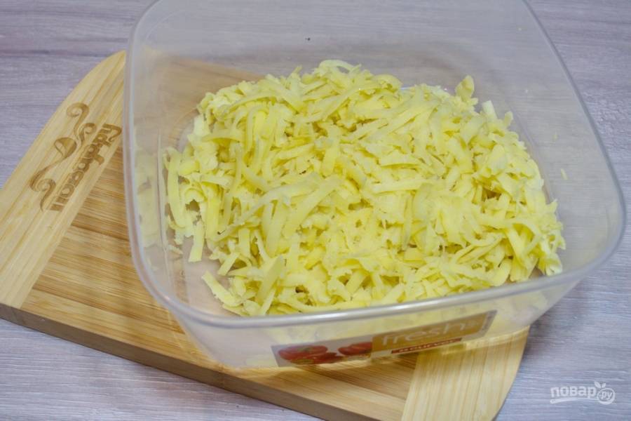 Картофель, отваренный в мундире, очистите от шкурки и натрите на крупной терке.