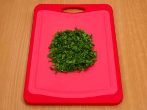 3. Рубим мелко зелень. Лучше всего для такого салата подойдет укроп.