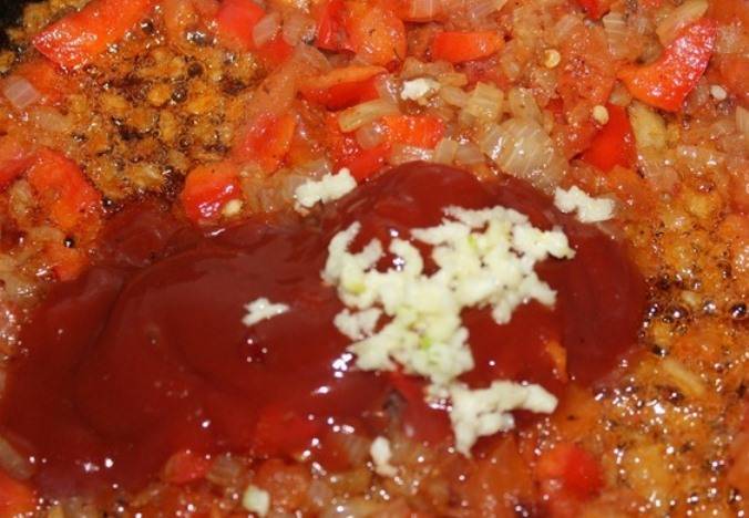 Немного протушите, затем добавьте давленный чеснок, паприку,  томатную пасту.  Через 3-4 минуты удалите зажарку из мультиварки в отдельную посуду. 