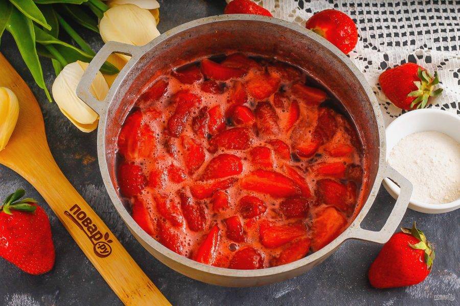 Отварите варенье примерно 10-15 минут, следя за тем, чтобы оно не подгорело. Затем помните ягоды вилкой или прессом для отварного картофеля.