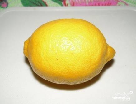 Лимон режем пополам и выдавливаем сок половинки лимона.