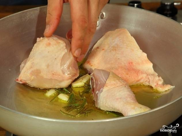 Курицу вымыть и нарезать на некрупные куски. В сковороде нагреть масло с чесноком, добавить куски курицы и обжарить, пока курица не покроется небольшой корочкой со всех сторон.