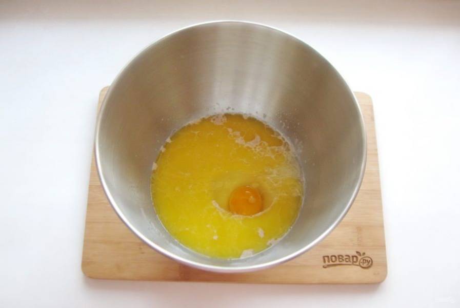 Разбейте яйцо, добавьте растопленное сливочное масло.