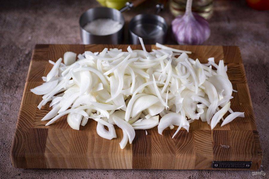 Репчатый лук нашинкуйте перьями или полукольцами.