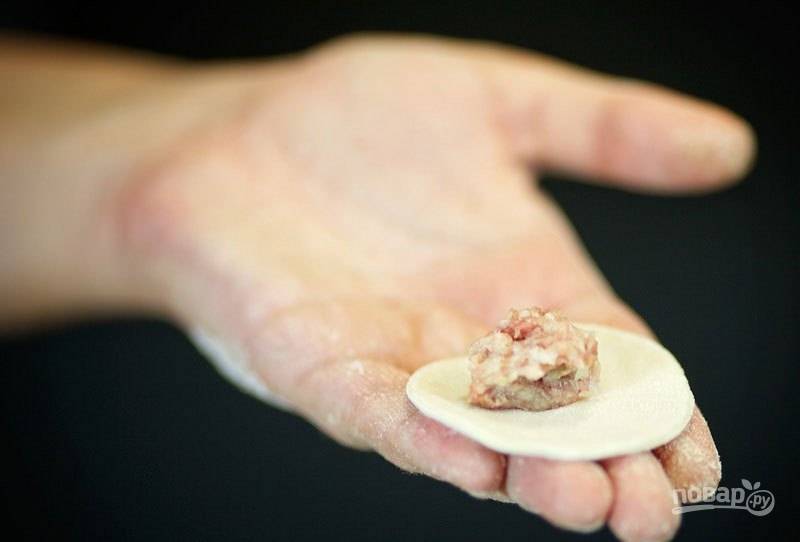 3. На каждый кружок теста выложите чайную ложку фарша.
