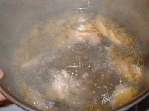 Выкладываем куриные кусочки в воду, доводим до кипения и варим в течении 4 часов на медленном огне. 