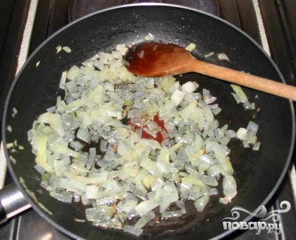 2.	Разогреть 3 ст.л. оливкового масла в сковородке на среднем огне. Добавить порезанный лук и готовить 5 минут до мягкости.
