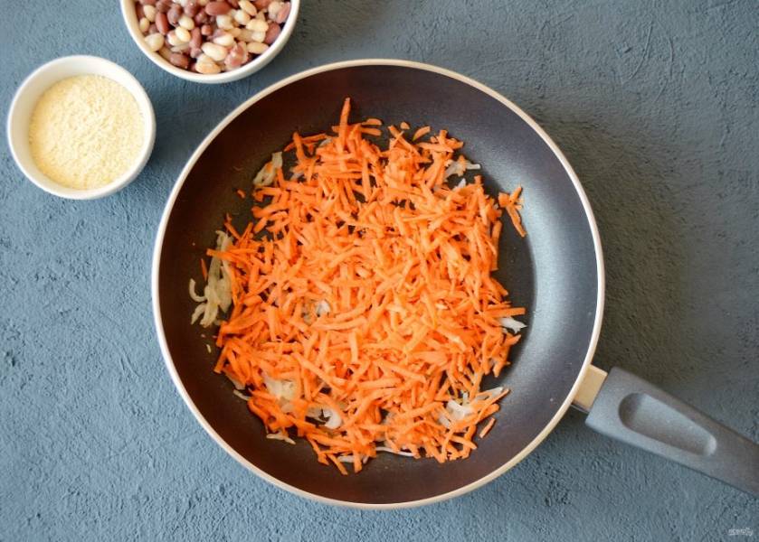 Обжарьте лук и морковь на сковороде. 