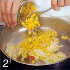 Оставшуюся луковицу и острый перец (удалив из него семена) нарезать. Разогреть
в сковороде 2 ст. л. растительного масла, обжарить лук с перцем. 2 мин., затем добавить кукурузу вместе с соком и готовить на среднем огне 7 мин. 2/3 смеси выложить
в блендер. Добавить немного бульона Измельчить все в пюре.