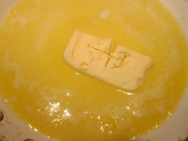 3. Теперь растапливаем на водяной бане или в микроволновке масло, и добавим его в тесто.