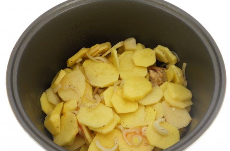 Выложить картофель сверху на курицу в чашу мультиварки. Выставить режим "Выпечка" на 45 минут. Можете пробовать, блюдо готовится и быстрее.