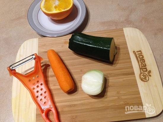 2. Очистим лук, морковь. Полоски из овощей очень удобно делать с помощью вот такой овощечистки.