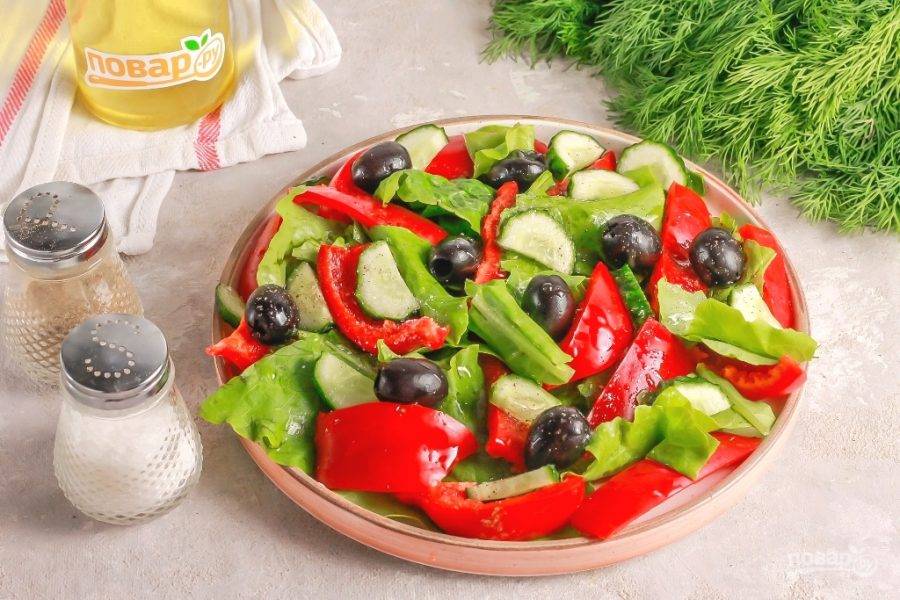 Посолите и поперчите салат, сбрызните растительным маслом, желательно — оливковым холодного отжима!