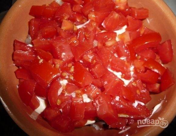 5. Снова немножко майонеза, а дальше — нарезанные кубиками помидоры.