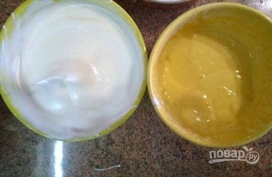 Отделите желтки от белков, поместите их в разную посуду. При помощи миксера взбейте белки в крепкую пену, добавив к ним столовую ложку сока, выжатого из лимона. Он придаст приятную кислинку и позволит белкам "стоять". Не переставая взбивать, всыпьте в емкость с белками сорок пять грамм сахарного песка. Желтки разотрите с остатками сахара, добавьте тертую цедру лимона, разрыхлитель и просеянную муку. Перемешайте ингредиенты. 