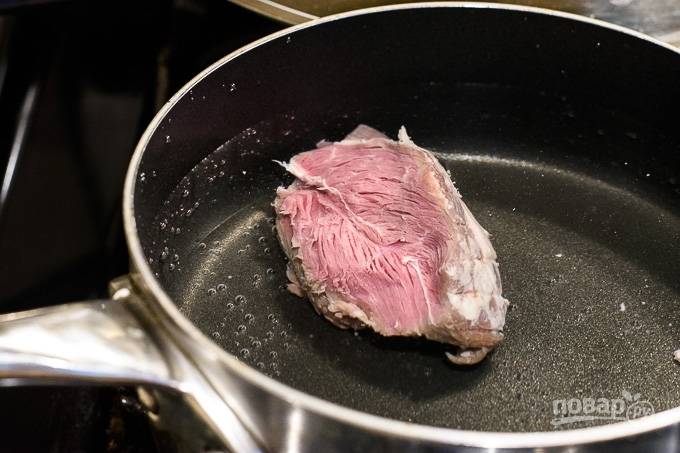 1. Мясо вымойте и сварите до готовности в подсоленной воде. 
