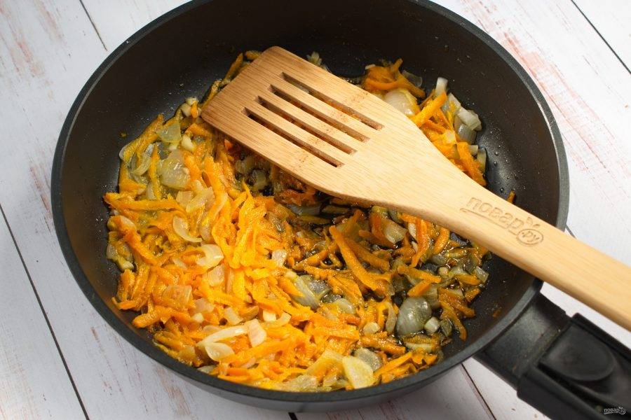 Лук и чеснок мелко нарежьте, морковь натрите на крупной терке. На разогретом масле обжарьте до золотистой корочки.