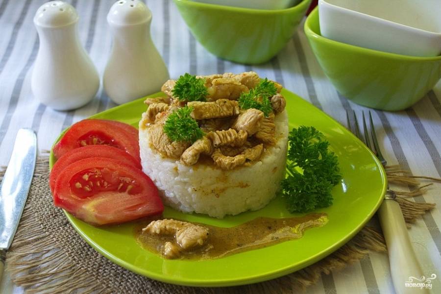 Когда мясо промаринуется, влейте в сковороду растительное масло. Прогрейте его и просто обжарьте мясо в соусе со всех сторон до готовности. На это уйдет максимум 15 минут. Мясо готовится очень быстро. Подайте к столу готовый рис порционно, добавив к нему приготовленное ароматное, вкусное и аппетитное мясо под соусом.