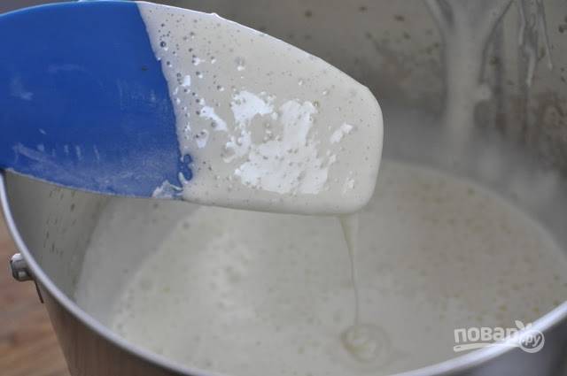 2.	Яйца комнатной температуры взбейте с сахаром (5-7 минут), добавьте муку и ванильный экстракт, продолжайте взбивать еще в течении 5-7 минут. 