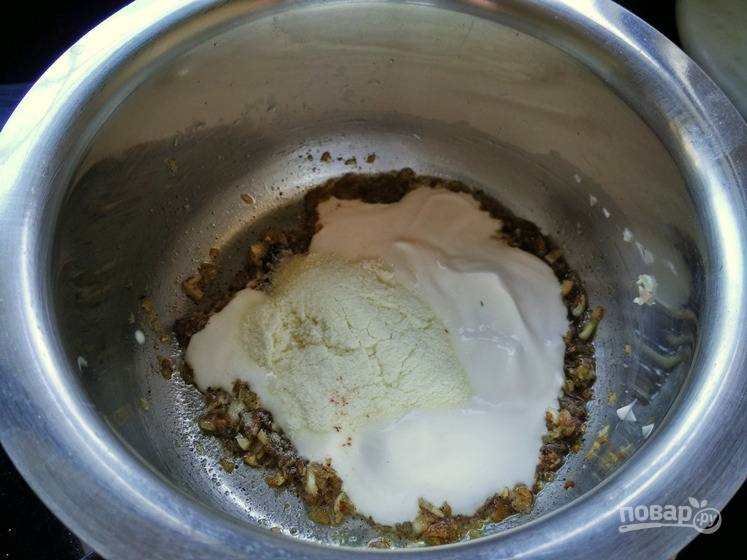 3. После добавьте чеснок, соль, черный перец, мускатный орех и лимонную цедру. Влейте к луку сливки. Доведите смесь до кипения.