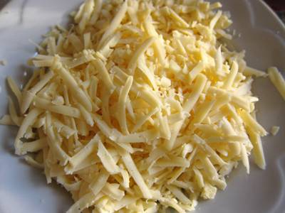 Сыр натрите на крупной терке. 