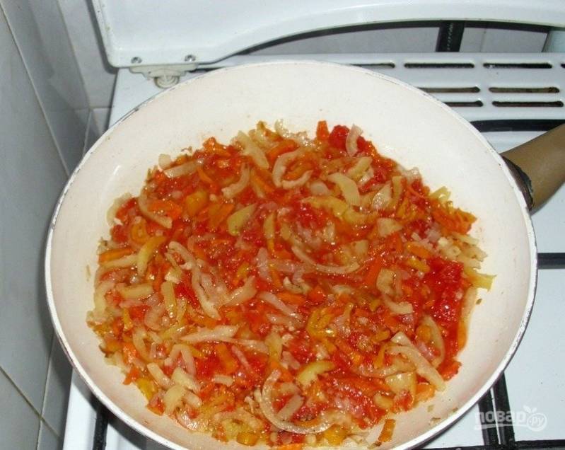 7. Затем добавляем перец и помидорный морс. Жарим, постоянно помешивая.