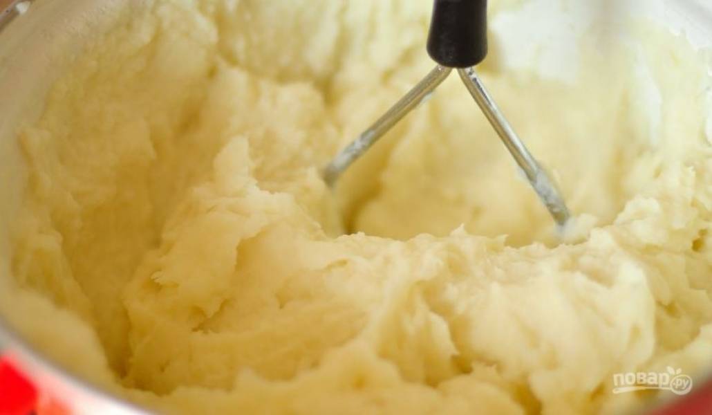 Превратите картофель в пюре при помощи толкушки или погружного блендера. 