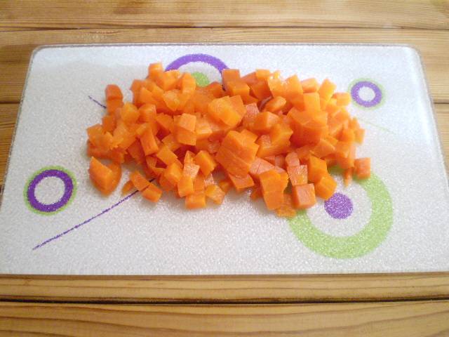 2. Морковь нарезаем кубиками.