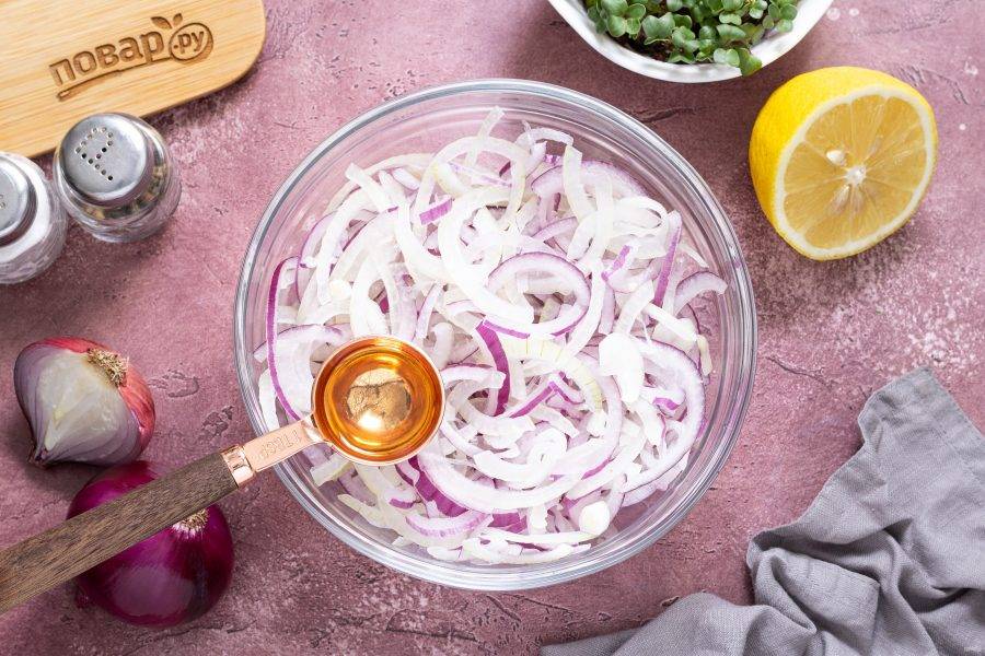 Заправьте оливковым маслом и лимонным соком.