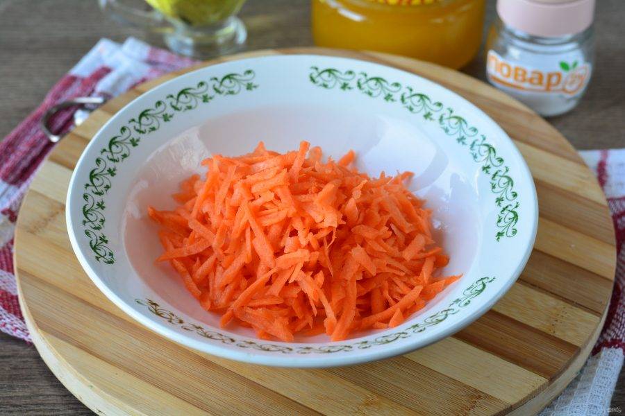 Морковный салат с курагой и йогуртом