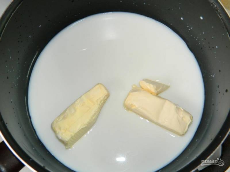 Для приготовления заварного теста соедините в кастрюле молоко, воду и сливочное масло. Доведите до кипения, чтобы масло полностью растворилось.