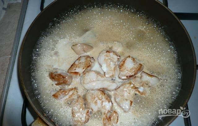 4. После этого вливаю к мясу небольшое количество воды, добавляю сметану, после закипания кладу черный молотый перец и соль. 