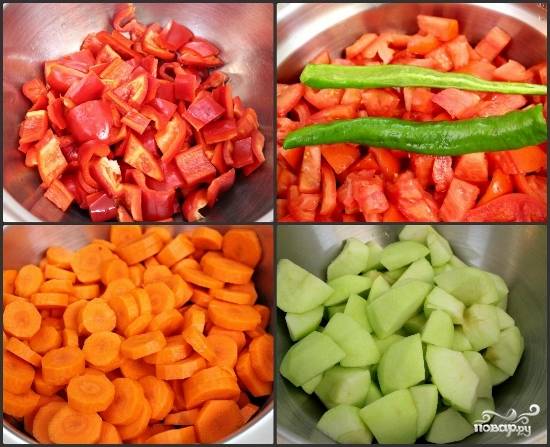 Крупно нарезать перец, помидоры, яблоки и морковь. Измельчить в мясорубке или использовать кухонный комбайн. 