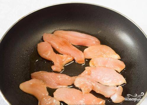 Спустя нужное время выложите курицу на разогретую сковороду с маслом. Предварительно дайте маринаду стечь с мяса. 2 минуты жарьте на сильном огне с каждой стороны, а потом 5 минут на медленном.