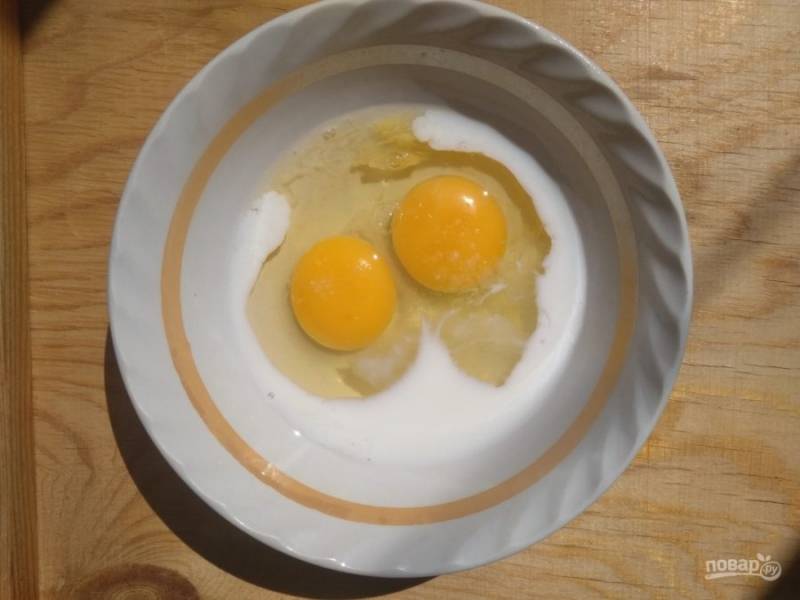 5. Яйца взбейте с солью и молоком.