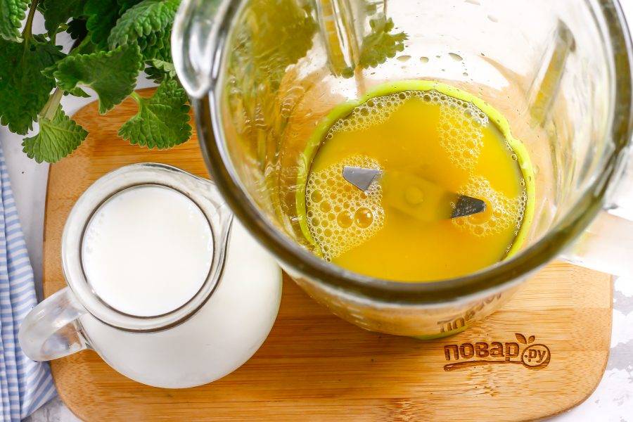 Влейте в чашу фруктовый сок. Можно использовать как апельсиновый сок, так и ананасовый, яблочный, мультивитаминный.