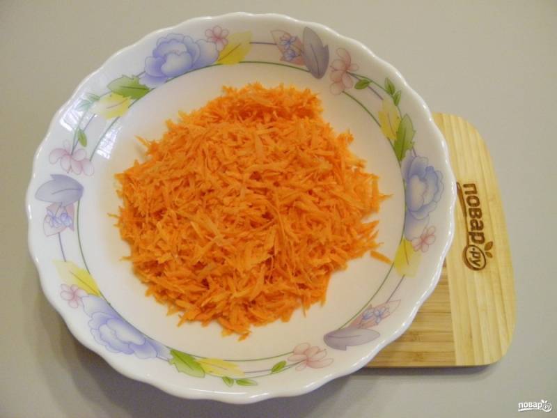 Морковь натрите на крупной терке, 200 граммов моркови - примерно 3 небольших штуки.