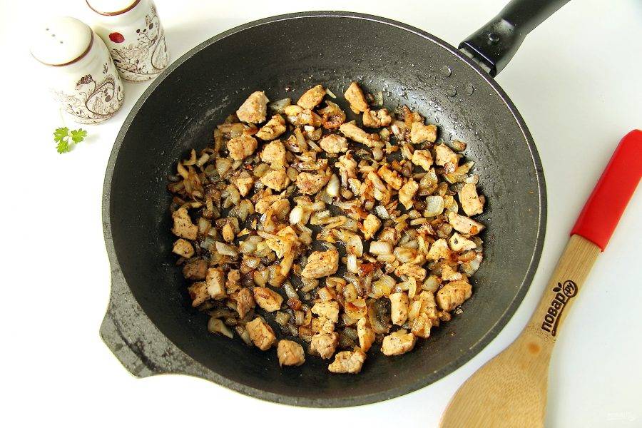 На растительном масле обжарьте нарезанный кубиками лук и нарезанное мясо до румяного цвета. В конце добавьте соль и специи по вкусу.