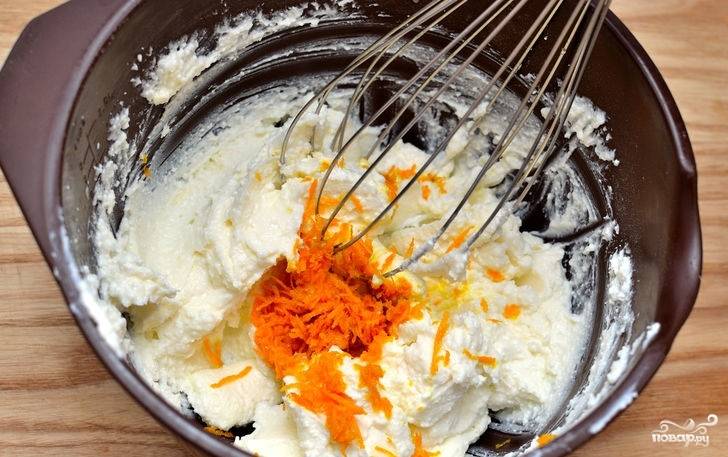 8. Готовый морковный пирог можно просто присыпать сахарной пудрой и подавать к столу. Но при желании можно сделать аппетитный крем. Для этого взбейте размягченное сливочное масло с сахарной пудрой и крем-сыром. Добавьте цедру апельсина. 
