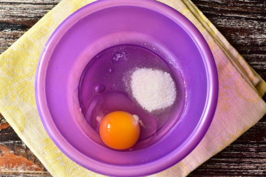 В миску вбейте яйцо, добавьте соль и сахар.