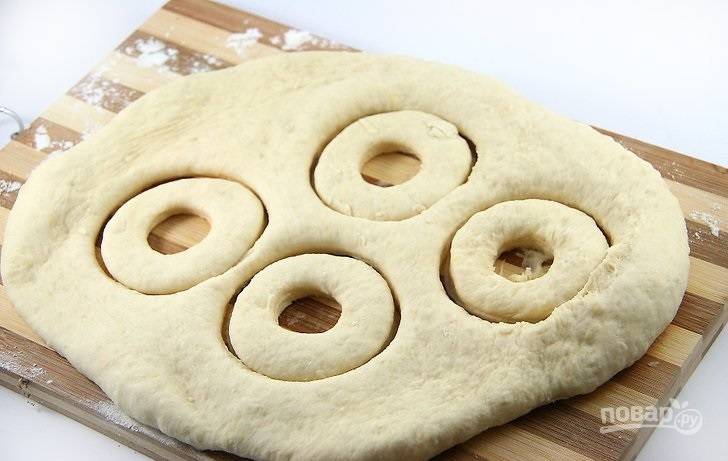 5. Следующий этап — формирование пончиков. Раскатайте немного тесто, вырежьте кружочек и в центре —  круг поменьше. 