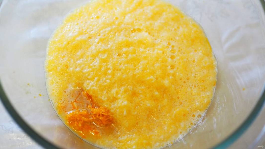 Соедините в миске цедру и пюре из мякоти апельсинов, всыпьте соду и хорошо перемешайте, должно появиться сильное вспенивание.